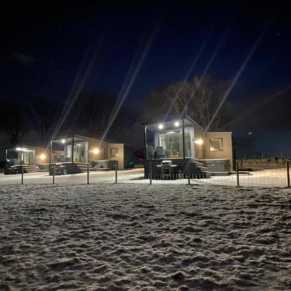 Stunning 2 Bed Glamping Cabin with private Hot Tub - Pod 1, ξενοδοχείο σε Ballycastle