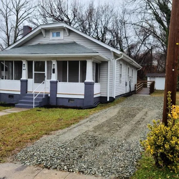 Next to Downtown Greensboro Bungalow Rooms, hotel in Greensboro