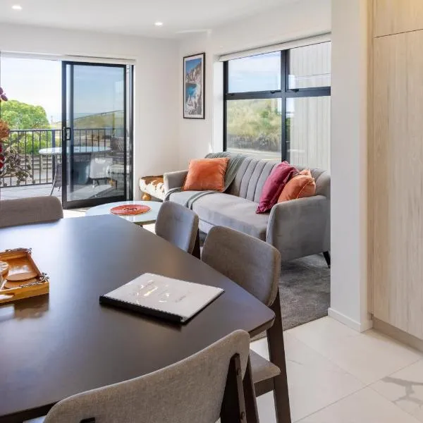 Seaside 2 Bed 2 Bath Haven Short Walk to the Beach, hotel in Christchurch