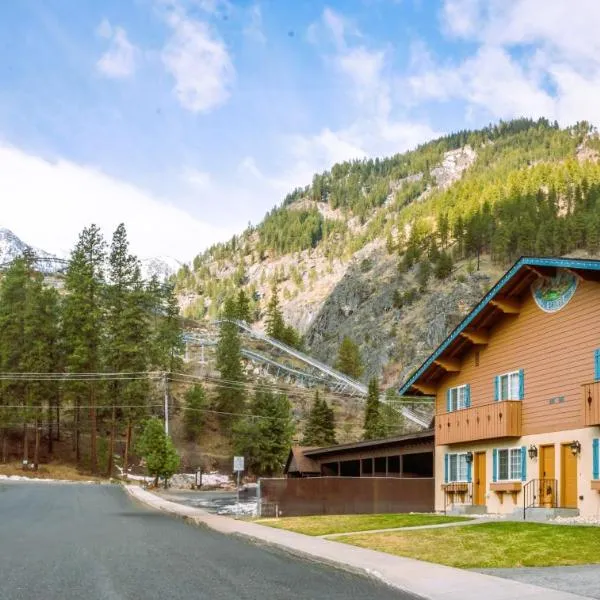 Luxe Bavarian Retreat - in Town with Hot Tub, hotel v destinaci Leavenworth