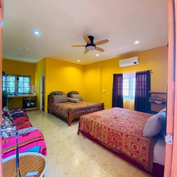 Good vibes bungalow at Ya Nui beach、プーケットタウンのホテル