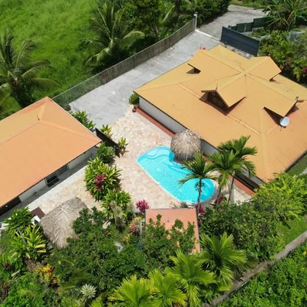 Habitation Bonneville Chalet & Loft avec piscine et sauna, hotel en La Trinité