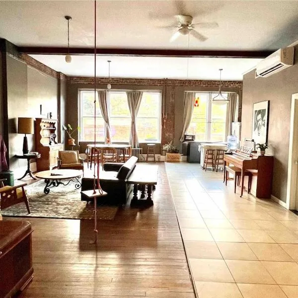 Loft Apartment Historic Downtown Main Street Sylva, ξενοδοχείο σε Sylva