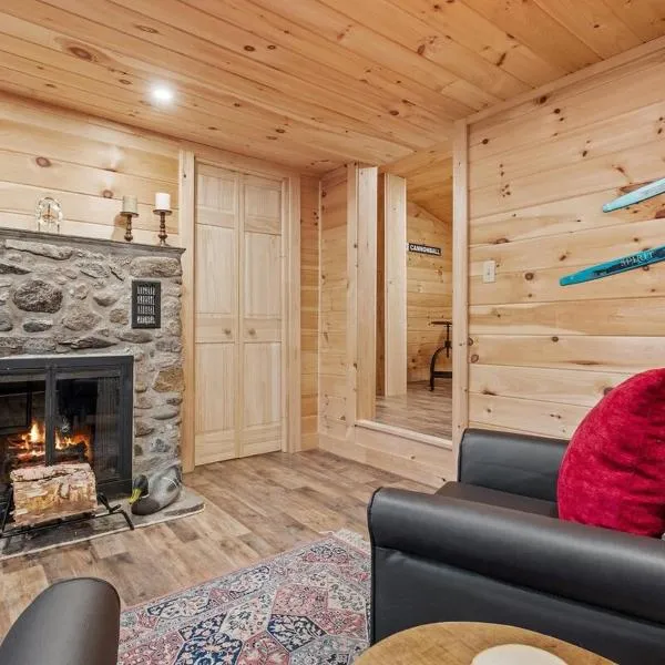 Riverfront Retreat in the White Mountains - 3BR Cozy Escape Near Ski & Hike, hôtel à Bethlehem