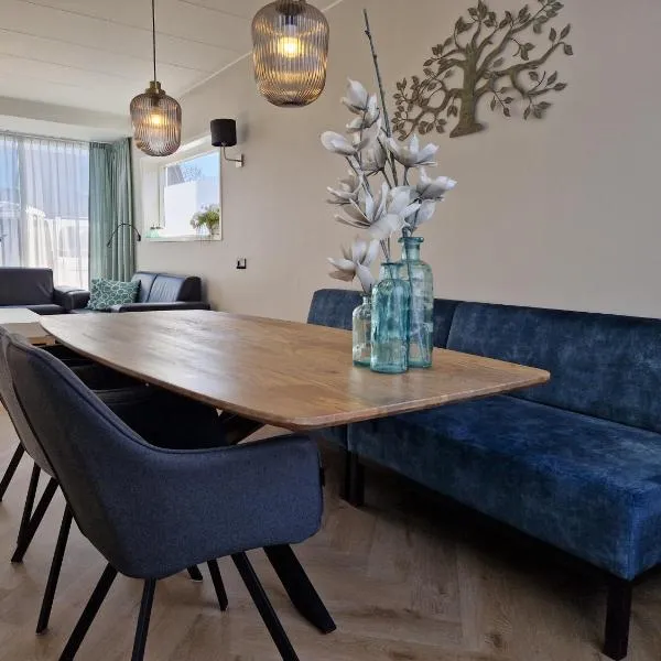 Modern spacious holiday home within walking distance of the North Sea beach in De Koog, ξενοδοχείο σε De Koog