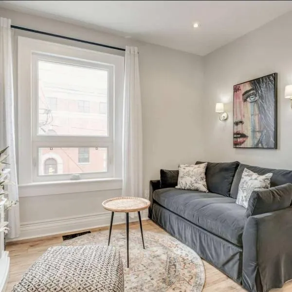 Casa Leslieville - 2BR Suite with LRG Patio, hotel in Toronto
