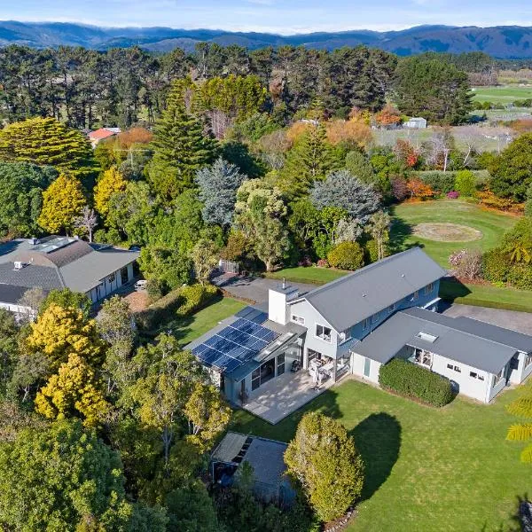 Anam Cara Gardens luxury Villa Private bedrooms and ensuite bathrooms Sleeps 9, hôtel à Otaki