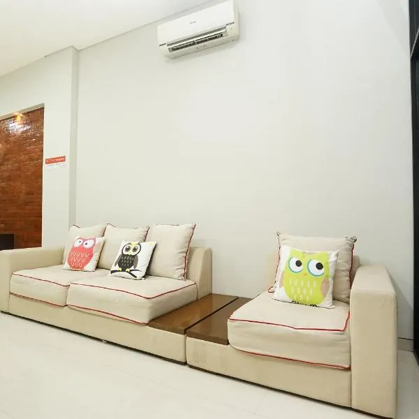 Capital O 449 The Colins，位于Keputih的酒店