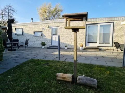 Chalet T18, hotel in Makkum