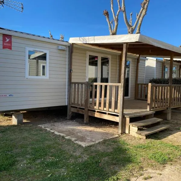 Mobile home 4-6 places camping les sables du midi、セリニャンのホテル