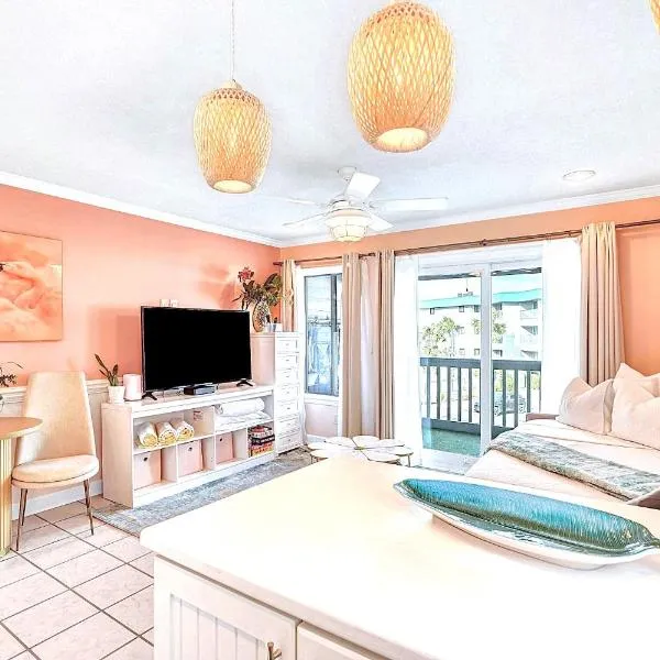 Private Balcony - Beach - Pool and Pickleball, hotel v destinaci Tybee Island