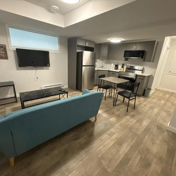 1 bedroom- 1 bath private suit, Hotel in Regina