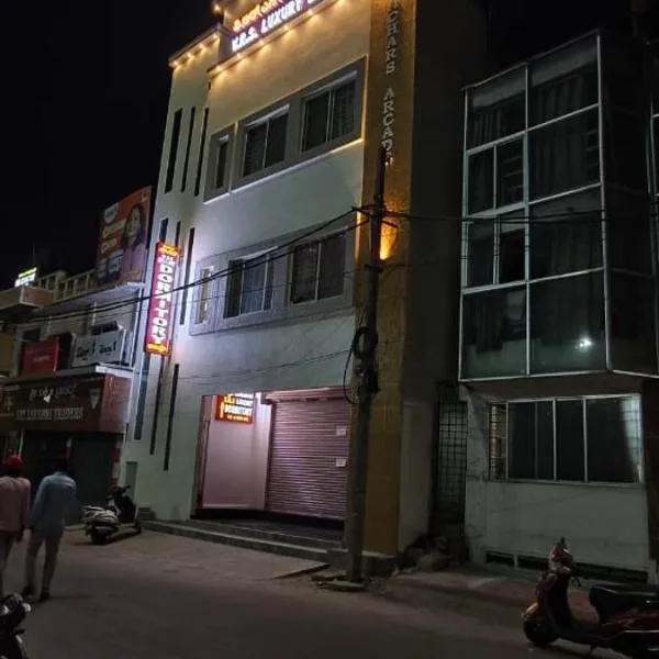 V R S Luxury AC Male Dormitory, hotel in Mysore