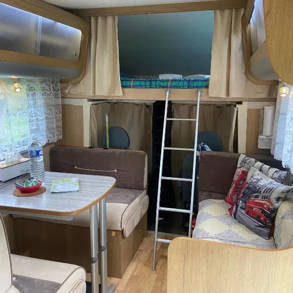 Camping-car au Charme de la Forêt avec jardin Accès à pied Circuit des 25 Bosses, hotel in Le Vaudoué