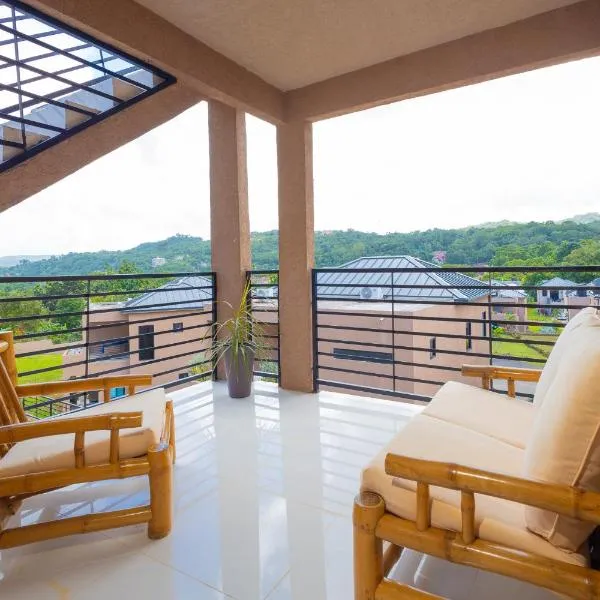 Modern, Spacious, 3BR Hill View Retreat, Central, Gated, ξενοδοχείο σε Ocho Rios