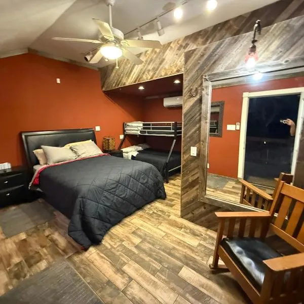 Bunk House The Roost Cabins, hotel v destinaci Lakehills
