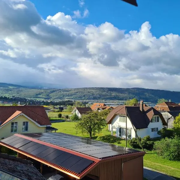 Attic Suite Mountain & Lake View - 2nd floor, ξενοδοχείο σε Vinelz