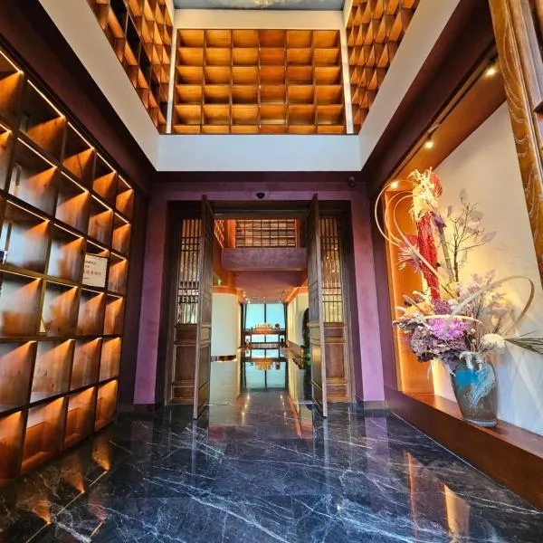 The Purple Horse Hotel 北京紫龙花园酒店 - Beijing Sky Garden Boutique Hotel & Rooftop Infinity Mini Pool - Near Forbidden City, Wangfujing, Tiananmen, Lama Temple - Personalised Tours，北京的飯店