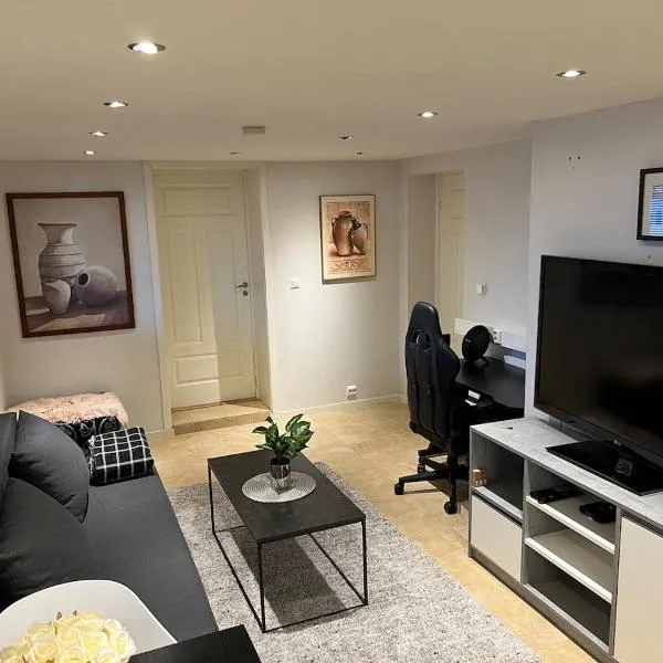 Cosy, modern apartment near the city center、Senjaのホテル