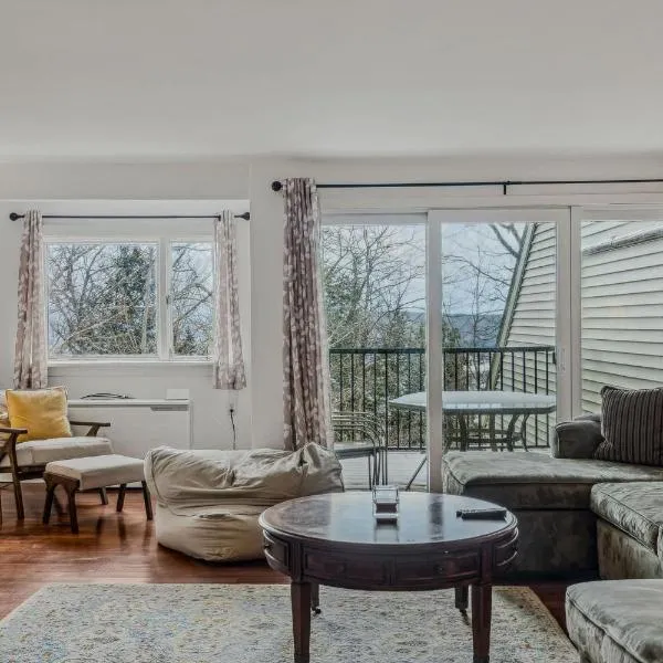 Steps to Ski Trail Fireplace - Kingswood 1B, hotel in Quechee