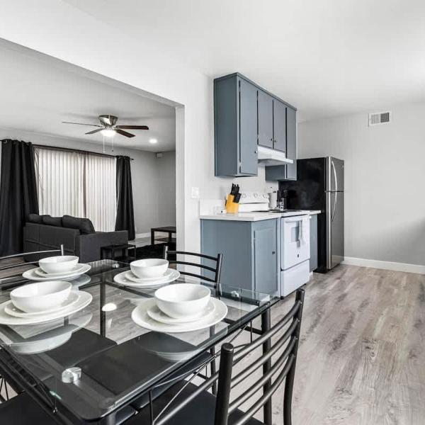 Chic 2-Bed Oasis Sleeps 6! Minutes From Strip!, Las Vegas