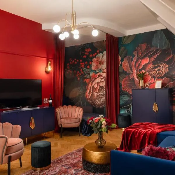 Decadent Art Deco Balcony Apartment in Old Town, hotel in Prague