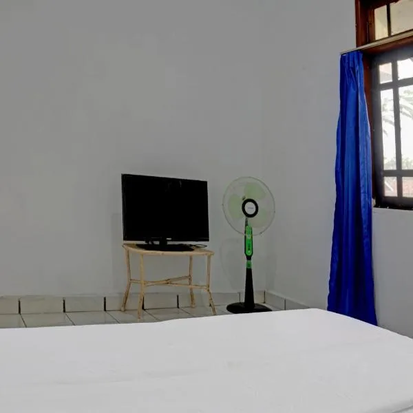 Hotel O Home Stay Syariah Aom Kusman, hotel in Sukabumi