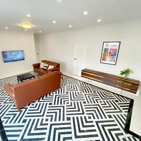 6mins to airport Large Family House, hotel din Auckland