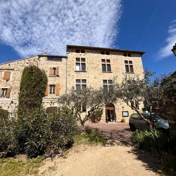 auberge des trois ami-es, hotel in Vinezac