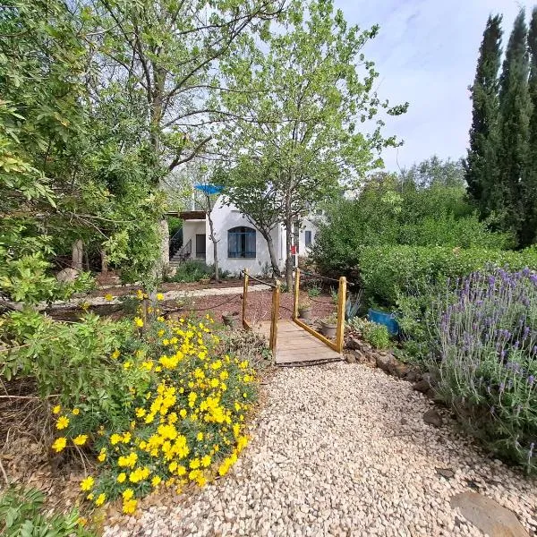 Yamas, hotel in Ani'am