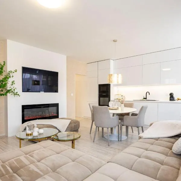 ALURE RESIDENCES 13 & 24h self check-in, fireplace,private parking in front of the apartment building included, new building, green area with meadows and forests, hotel u gradu Banska Bistrica