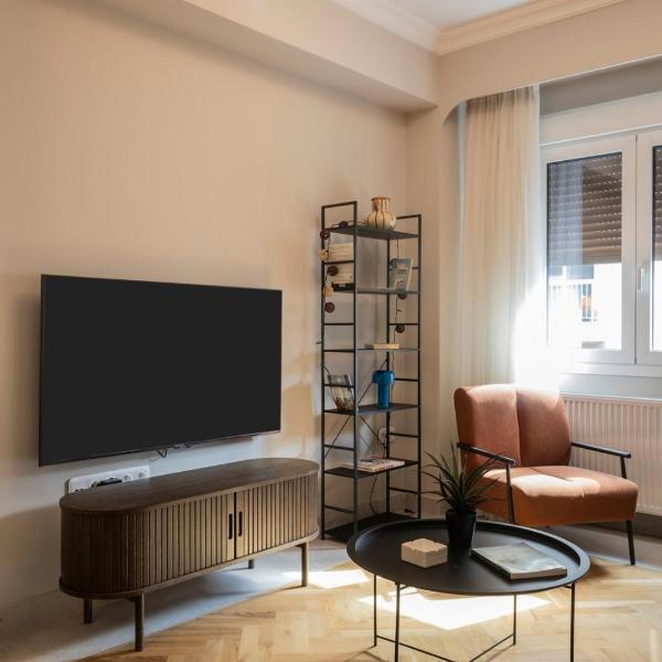 Immaculate Modern Kypseli Apt - Next to Kanari Sq, Ateny