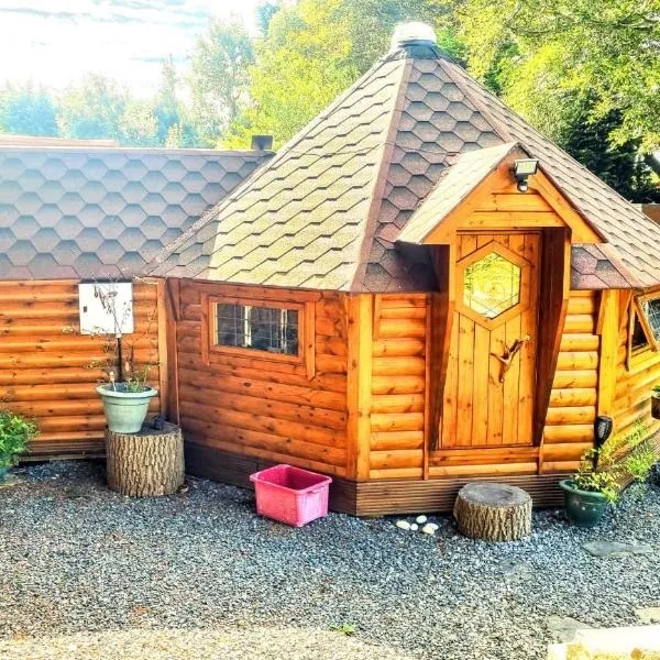 The Cabin & hot tub at Ashleigh House, hotel in Holland Arms Station