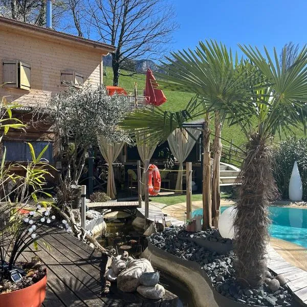 Bienvenue dans notre Tiny House le Roscoland sur notre établissement professionnel à La Marc'Quize avec piscine partagée et bain nordique privatif en prestation supplément, hotel en Mouxy