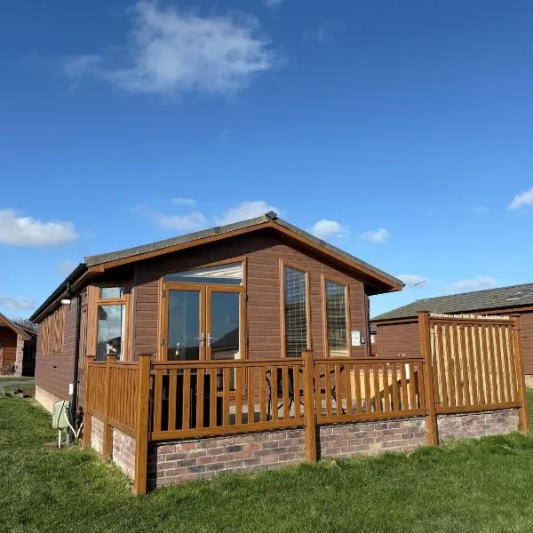 Eden Lodge-Tranquil-Hot Tub-Fishing-7m to Beach, hotel v destinaci Garton