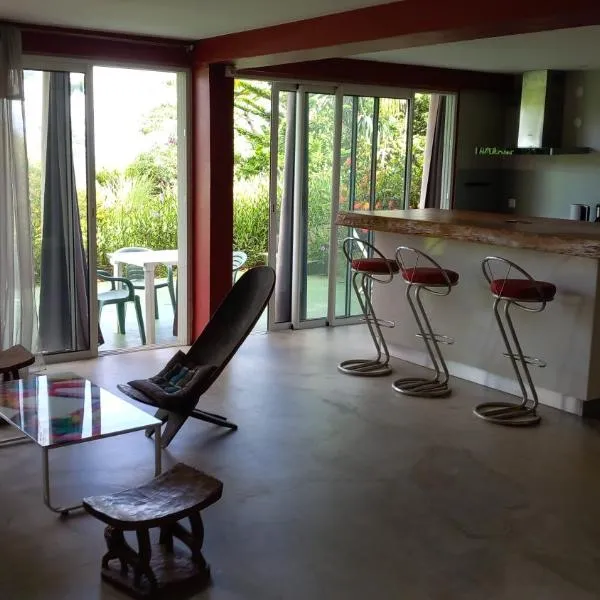 T2 de 70m2 avec terrasse en rez de jardin, hotel in La Possession