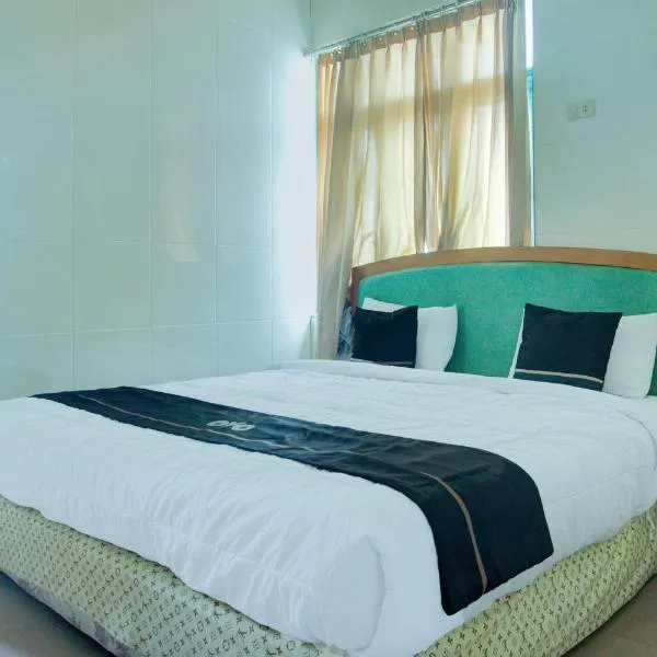 Townhouse Oak Palembang Near Jembatan Ampera Formerly Azzura Hotel, hotel v destinaci Palembang