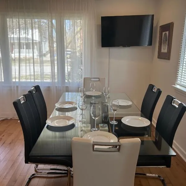 Serenity Charm - Walk in Town, Shaw, Hottub, hotel in Niagara on the Lake