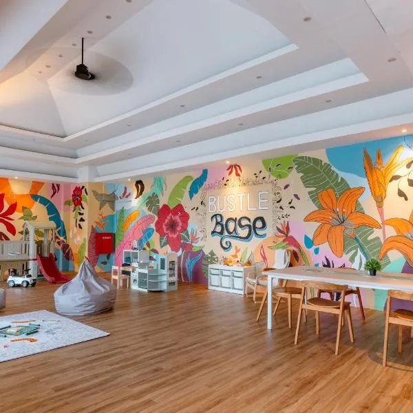 Bustle Base Coliving and Coworking Space, hotel in Legian