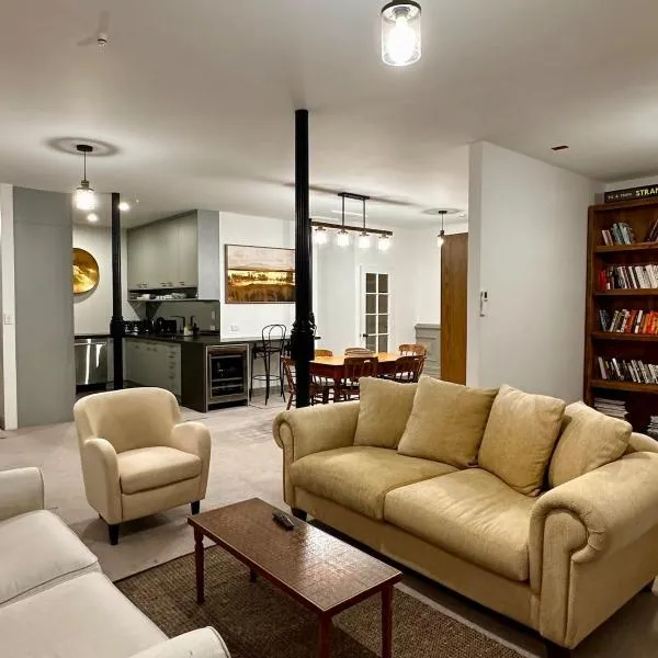 Stylish 2 bed, central city apartment & free park, hotel in Dunedin