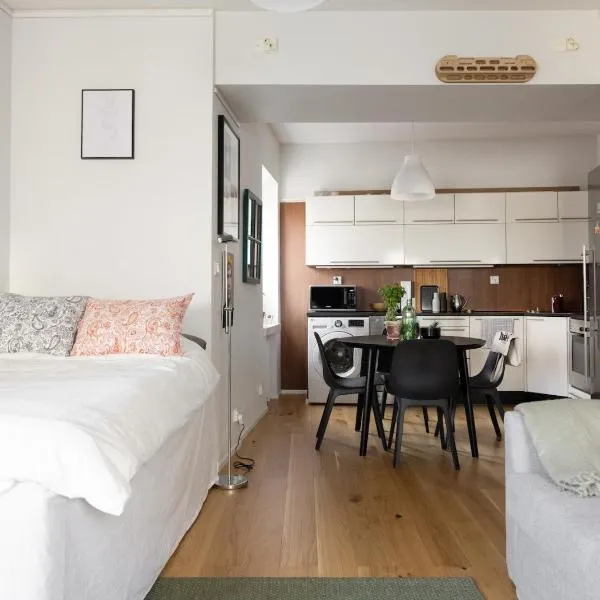 A studio apartment with workspace, hotel in Helsinki
