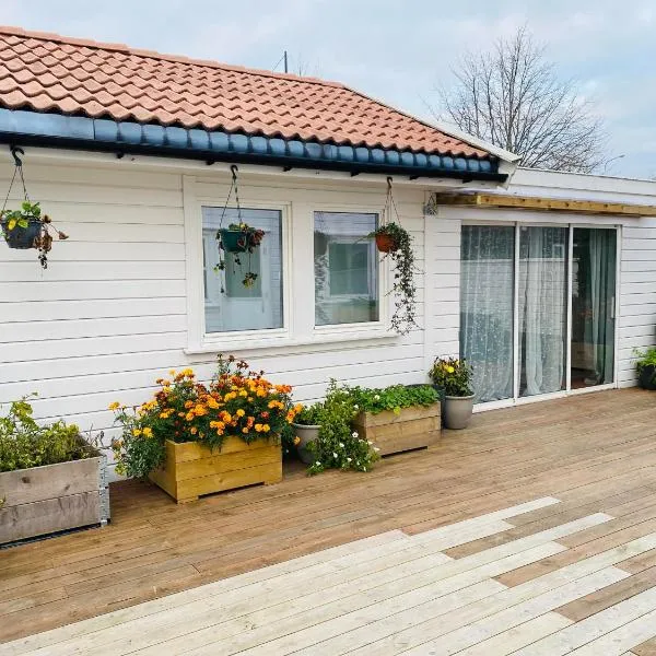 Entire apartment with free parking, khách sạn ở Sandnes