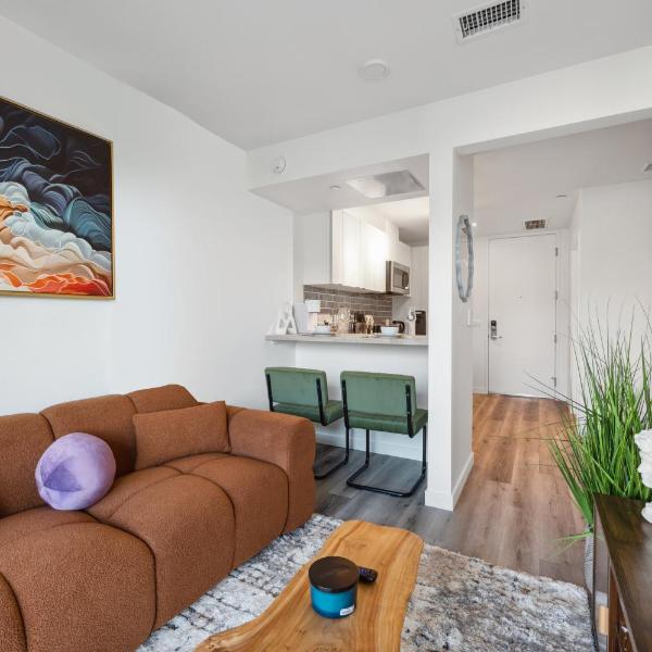 Hollywood 1bdr apt with Pool, Free Parking, Gym, Los Angeles