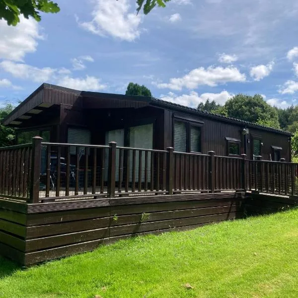 Lakeside retreat - Lodge 2F caer beris holiday park - no commercial vehicles allowed on site, hotel v destinaci Builth Wells
