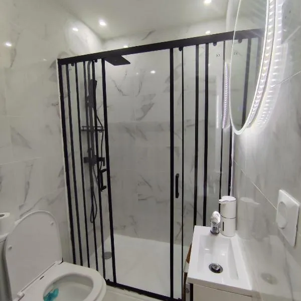 Private bedroom with private bathroom, hotel u gradu Lil