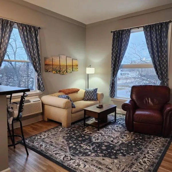 Spacious 2BR Apt Downtown, 2 Blocks from State Capitol, hotel Topekában