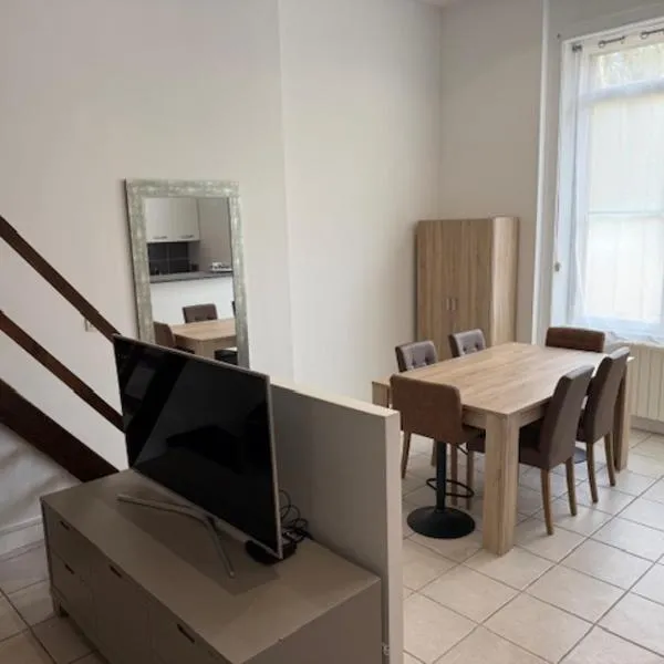 OULLINS T3 COSY 70M2 - 6 Pers 2 Chambre - 2 Mezzanines Métro & centre à Pied, отель в городе Уллен