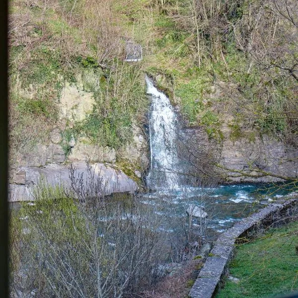 RIVER HOUSE IN THE MOUNTAINS - with Wi-Fi, Hotel in Pianosinatico