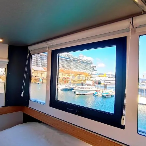 Casa Flotante en el Puerto de Vigo - Different Charter, hotel in Vigo