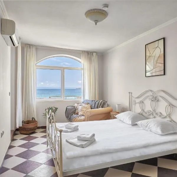 Beach Front Luxury Apartment, hotel in Sozopol